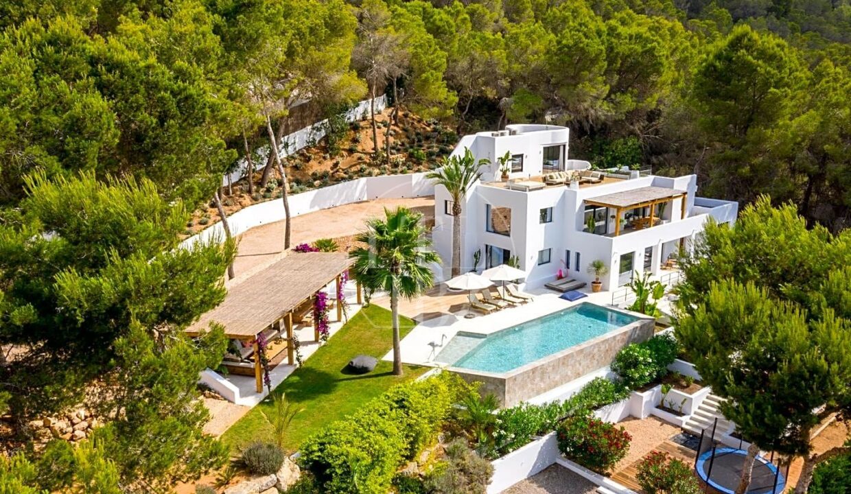 Stunning villa in Es Cubells