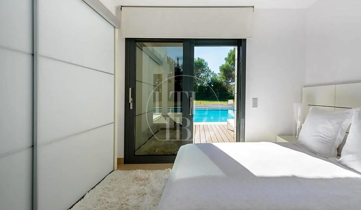 Contemporary Villa in Es Canar