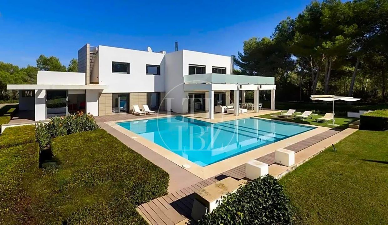 Contemporary Villa in Es Canar