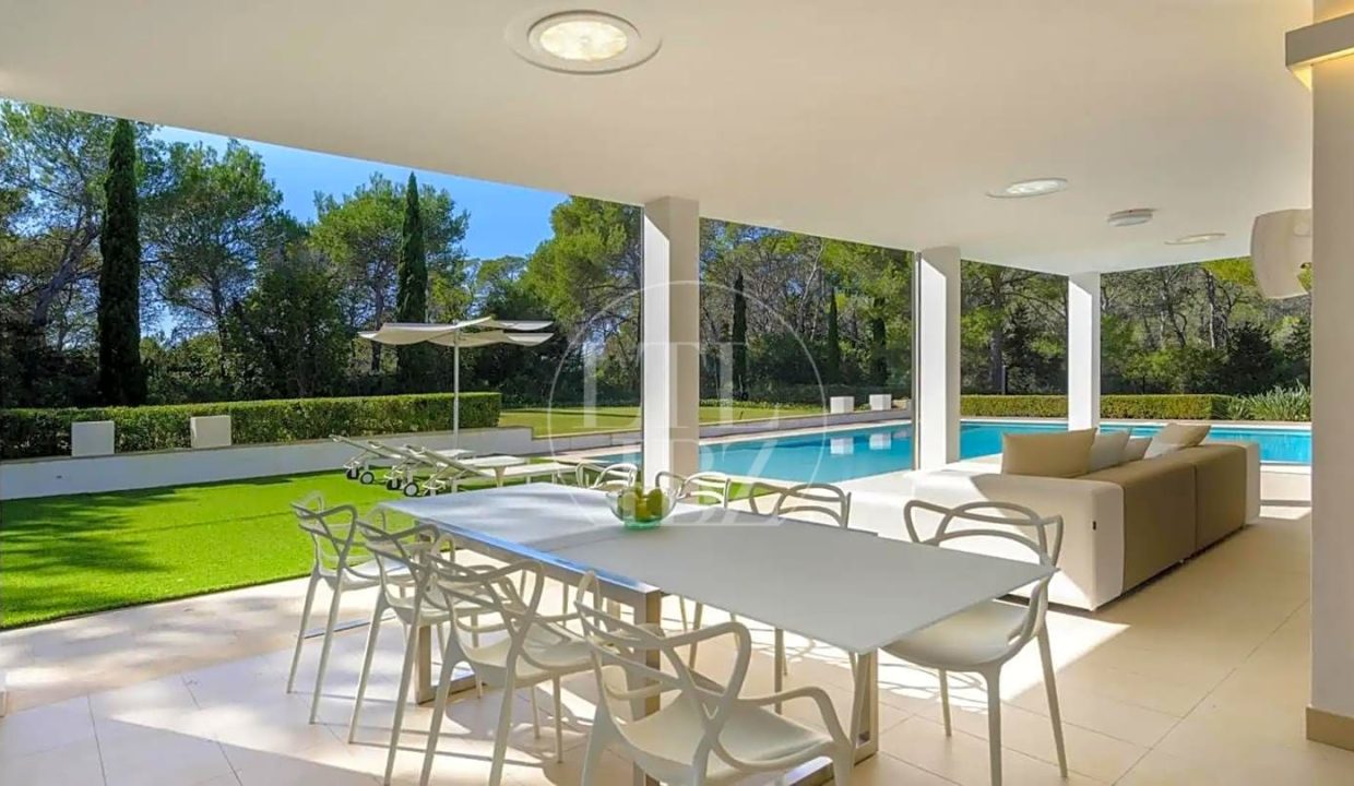 Contemporary Villa in Es Canar