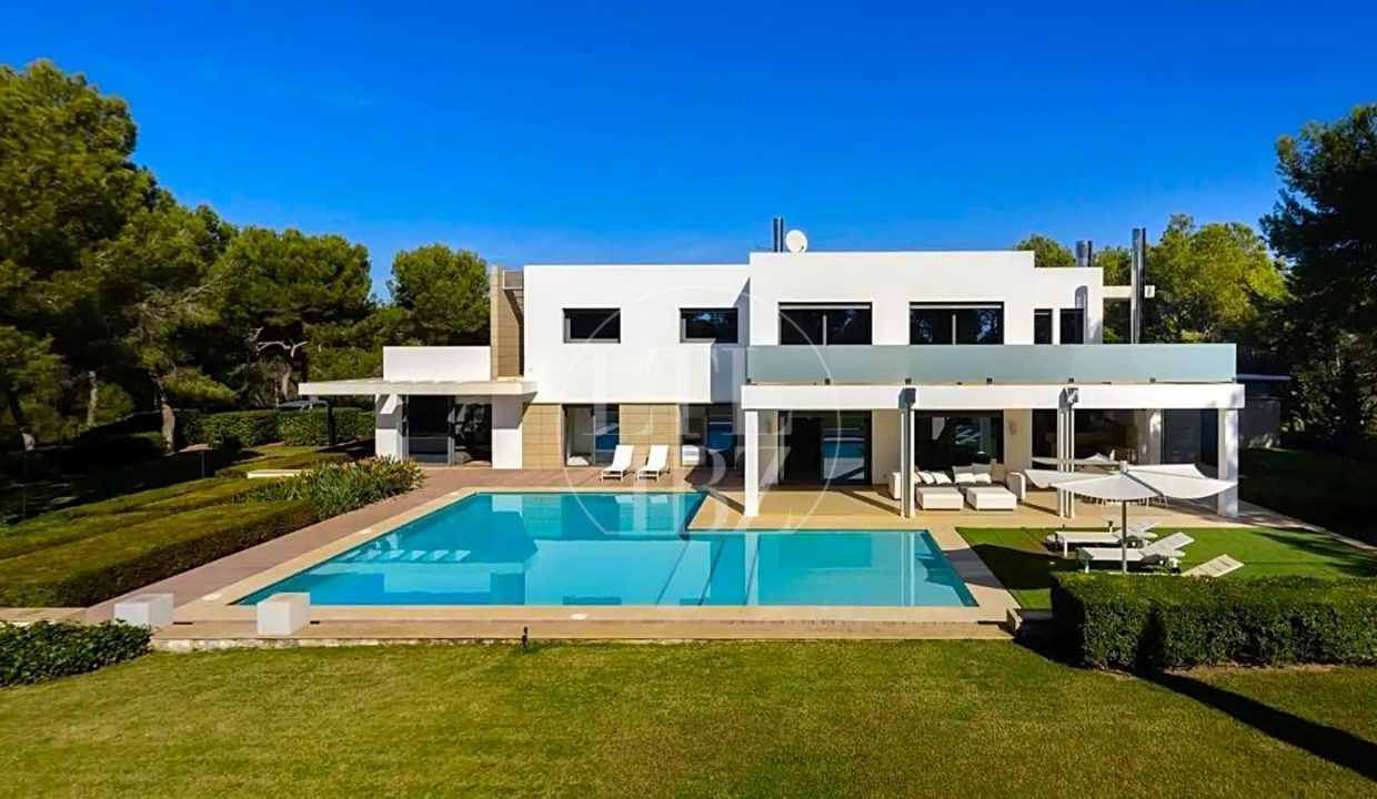 Contemporary Villa in Es Canar