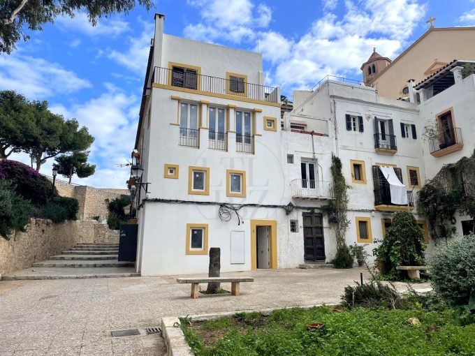 Apartment to Renovate in the Heart of Dalt Vila – V683